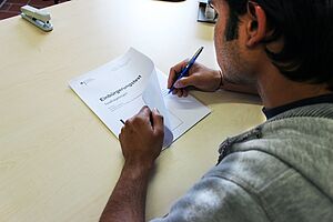 Foto das einen Teilnehmer beim Ausfüllen des Testfragebogens zeigt